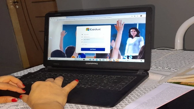 Tela de notebook exibe site usado para aulas on-line.